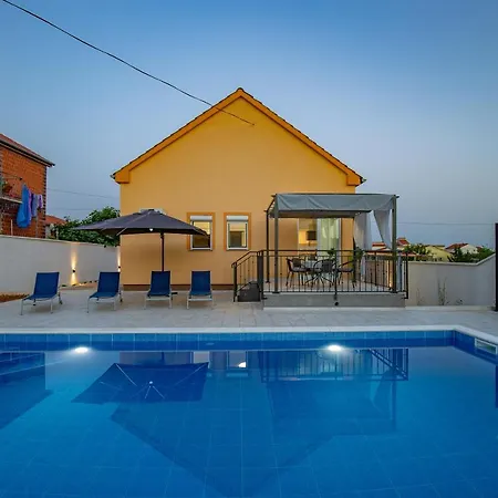 Family And Friends Private Heated Pool With Jacuzzi *