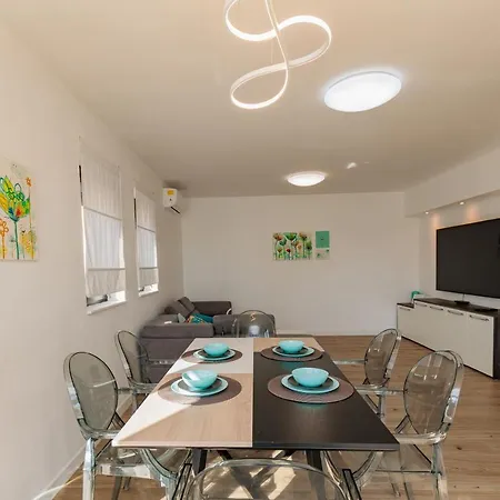 Family And Friends Private Heated Pool With Jacuzzi *