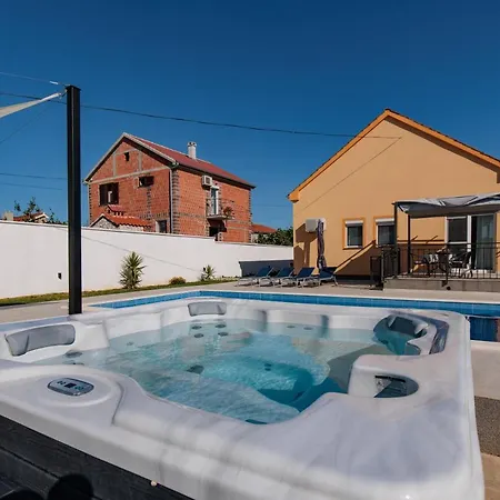 Vila Family And Friends Private Heated Pool With Jacuzzi