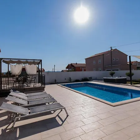 Family And Friends Private Heated Pool With Jacuzzi Zadar