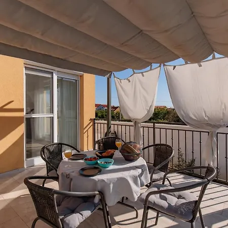 Family And Friends Private Heated Pool With Jacuzzi *