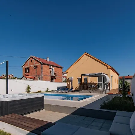 Family And Friends Private Heated Pool With Jacuzzi Willa