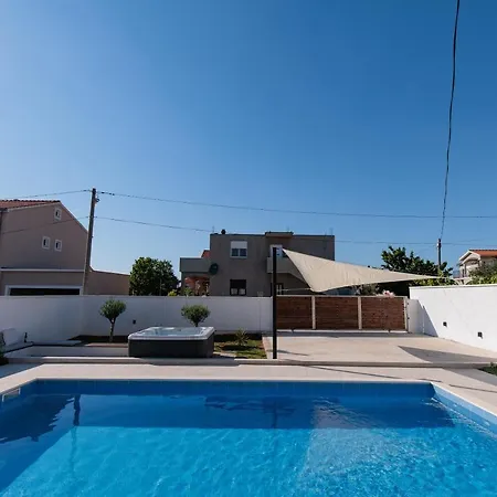 Family And Friends Private Heated Pool With Jacuzzi زادار