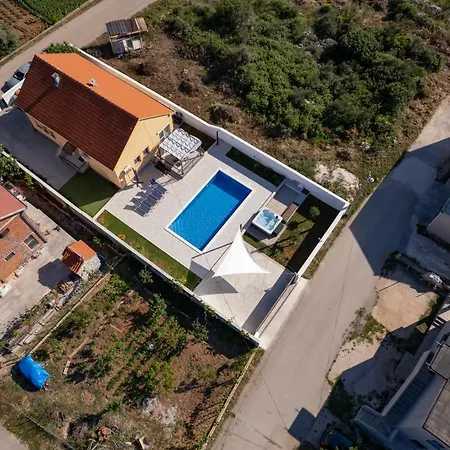 Family And Friends Private Heated Pool With Jacuzzi فيلة زادار